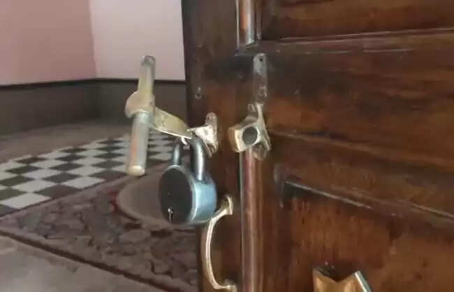 रेवाड़ीः मंदिर में लाखों की चोरी, लाेगाें में राेष