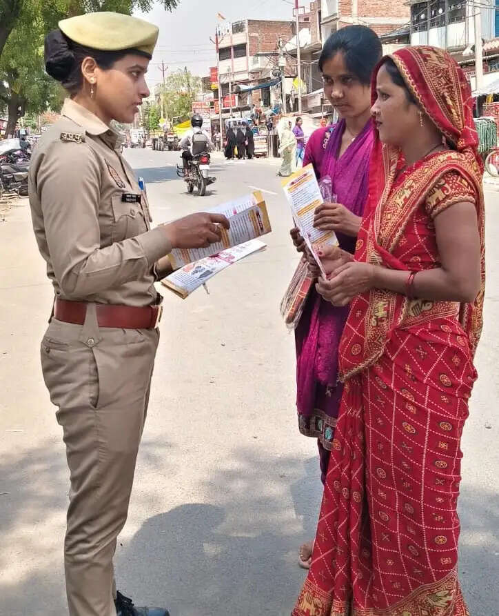 देवरिया: मिशन शक्ति फेज 5.0 के तहत महिलाओं को किया जागरूक
