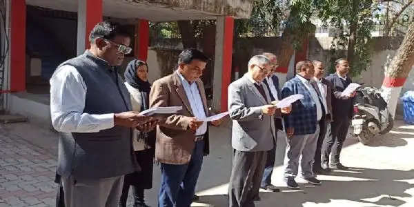 मतदाता दिवस पर लोहरदगा व्यवहार न्यायालय परिसर में शपथ समारोह