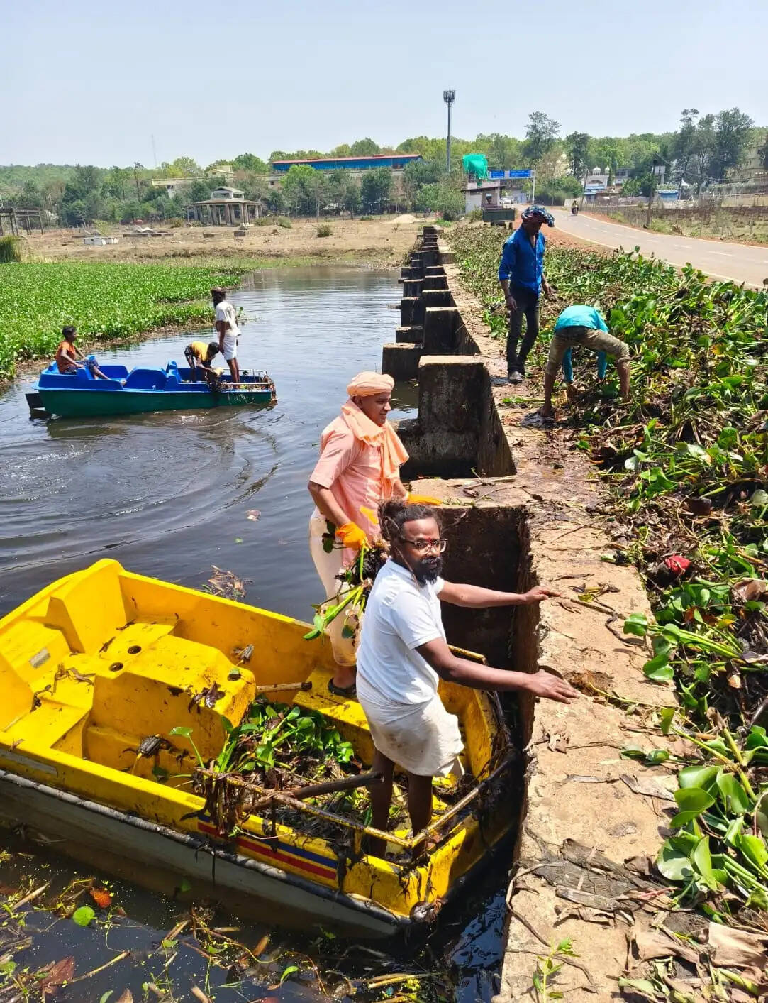 अनूपपुर: गंगा संवर्धन में नर्मदा में फैली जलकुंभी की साधु -संत ने उठाया सफाई का बीड़ा