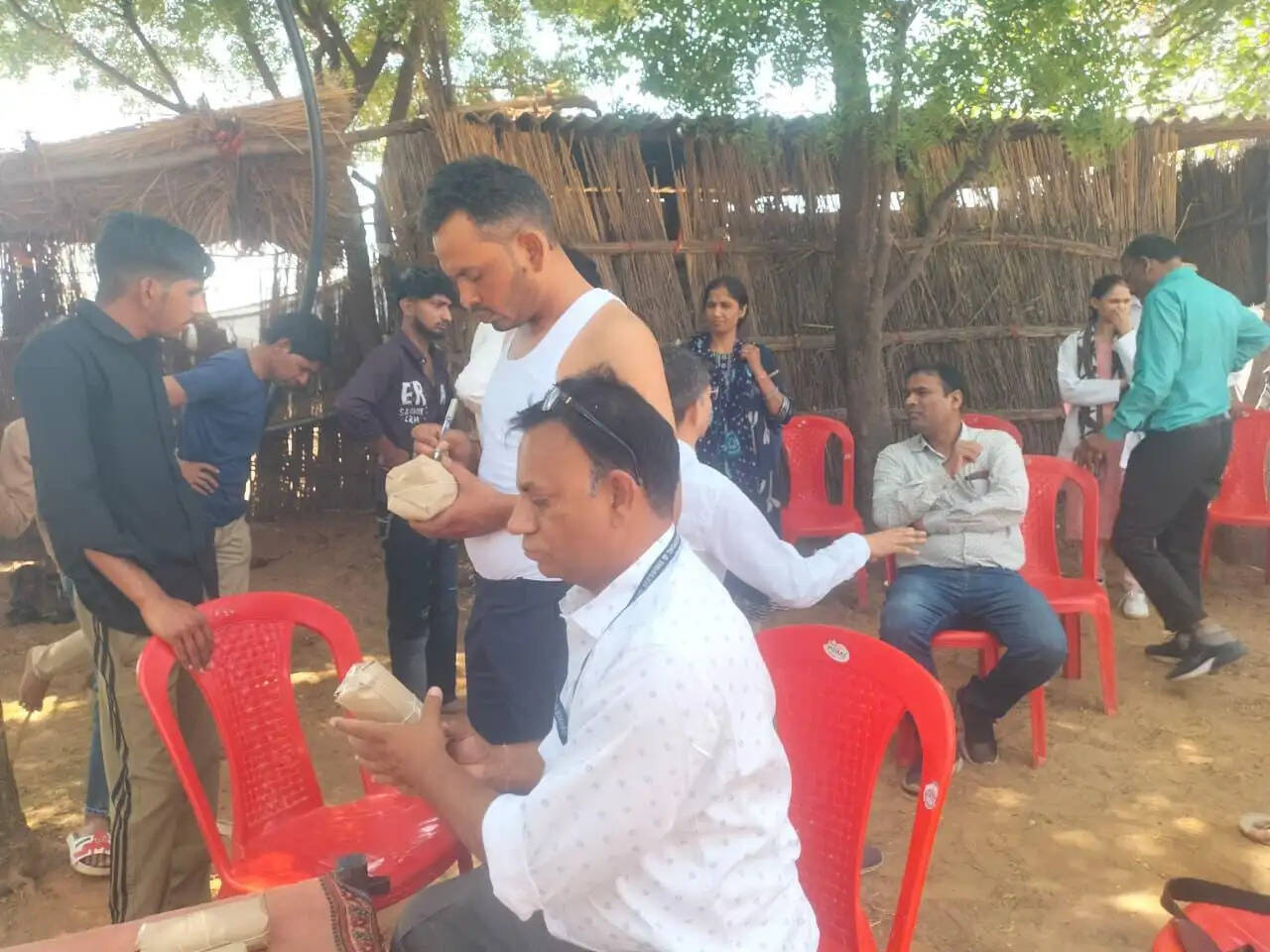 फूड पॉयजनिंग की सूचना पर खाद्य सुरक्षा टीम ने लिए मावा-दूध के दस नमूने