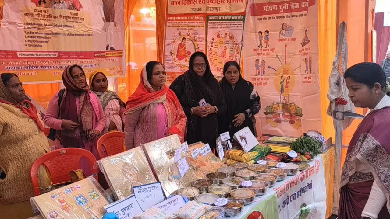 मीरजापुरः विकास भवन में सजी ग्रामीण हुनर की मंडी