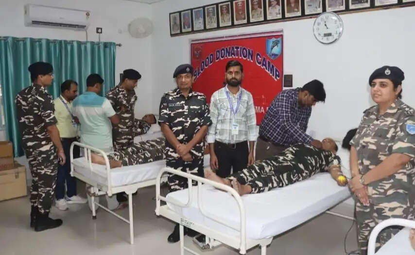 थैलेसीमिया मरीजों के लिए एसएसबी के 34 जवानों ने सदर अस्पताल में किया स्वैच्छिक रक्तदान
