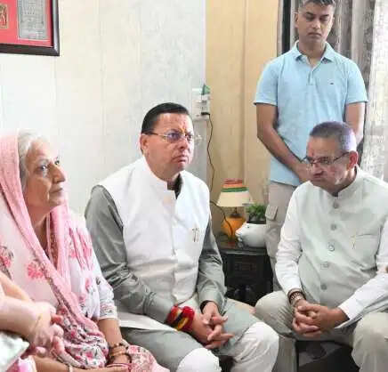 सेवानिवृत्त ब्रिगेडियर मुकेश जोशी&nbsp;के&nbsp;परिजनाें&nbsp;से&nbsp;मिले&nbsp;सीएम