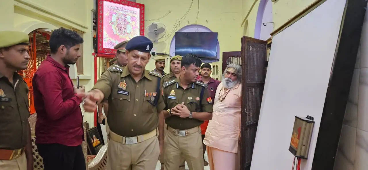 अन्नपूर्णा मंदिर में पहुंचे पुलिस अफसर, धनतेरस पर उमड़ने वाली भीड़ की सुरक्षा को लेकर मंथन