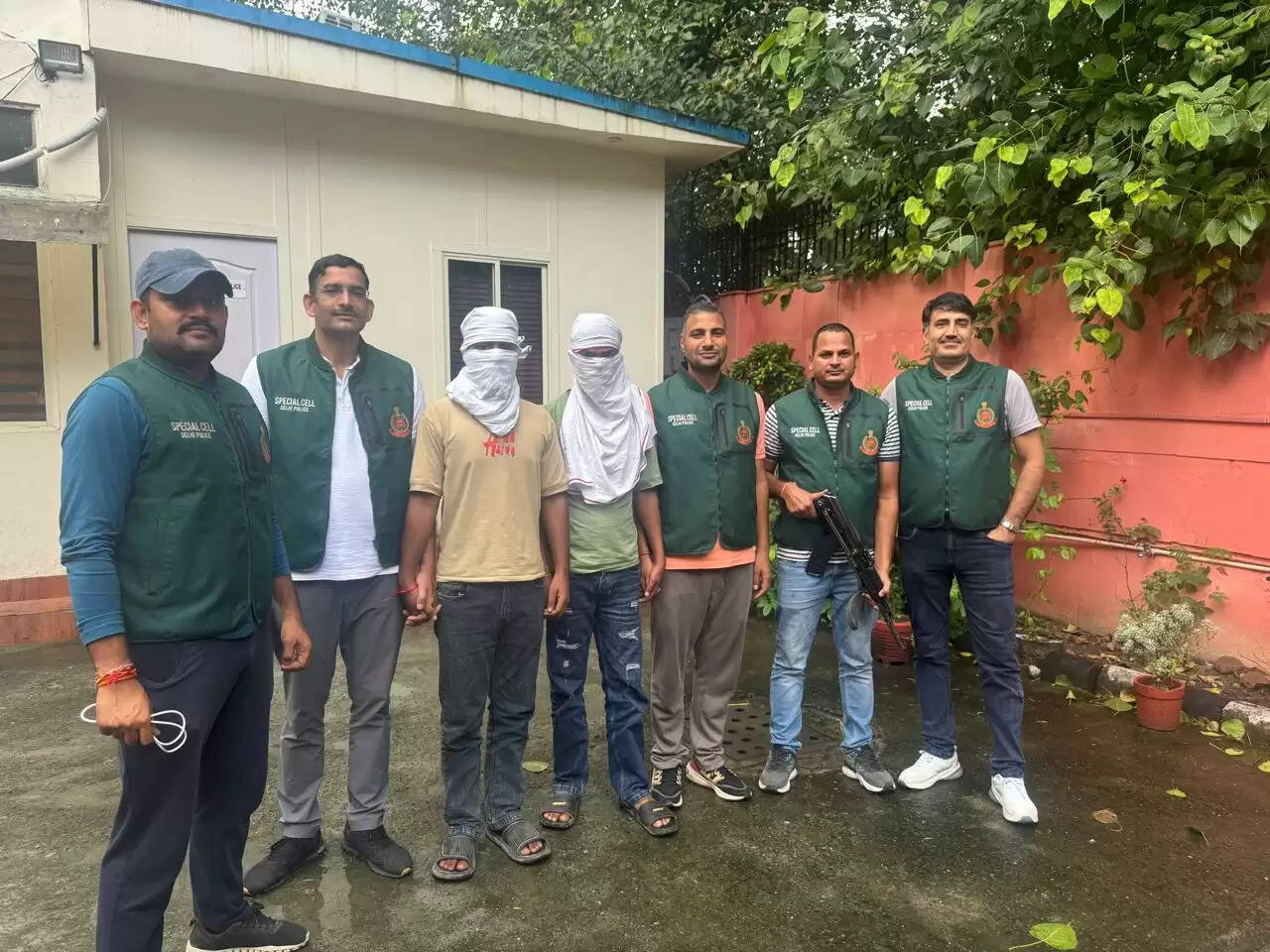 यूट्यूबर एल्विश यादव के घर पर फायरिंग करने वाले दो शार्प शूटर गिरफ्तार