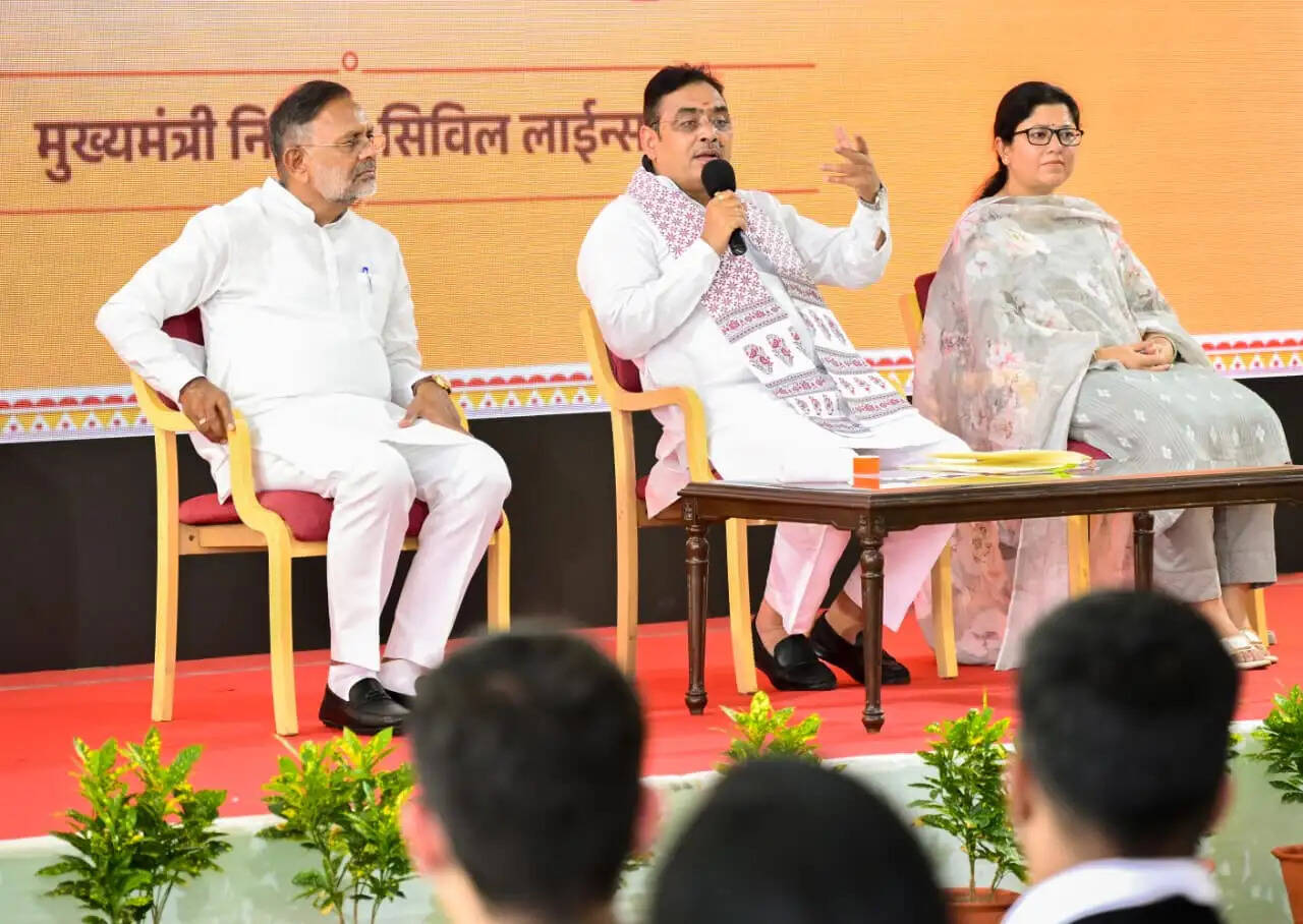 मुख्यमंत्री ने यूपीएससी चयनित अभ्यर्थियों से किया संवाद, राष्ट्र निर्माण में सक्रिय भूमिका निभाने का किया आह्वान