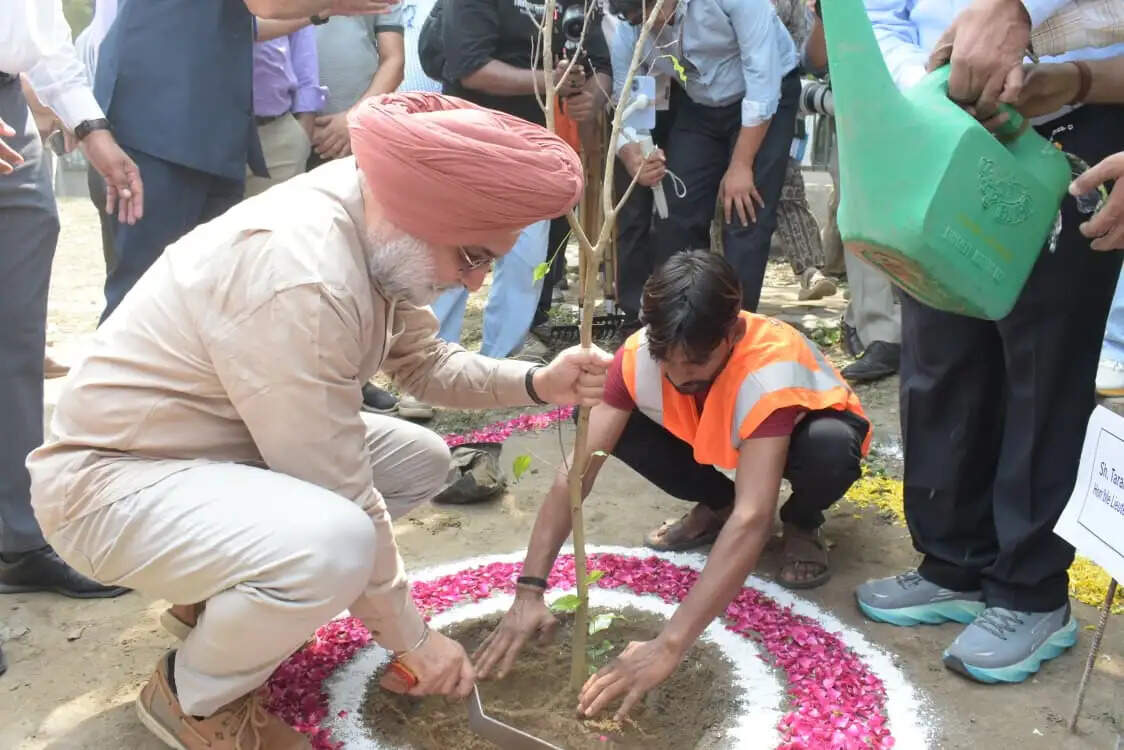 स्वच्छता की शुरुआत जनभागीदारी से, श्रमदान को जनआंदोलन बनाएं : उपराज्यपाल