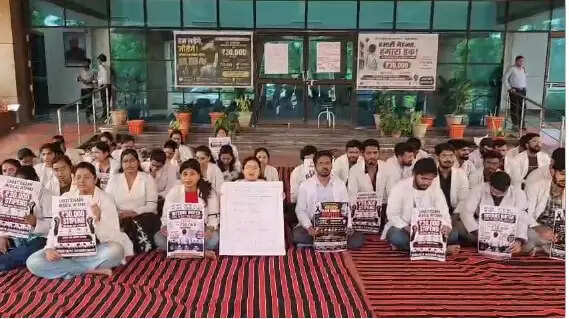 छत्तीसगढ़ में एमबीबीएस इंटर्न डॉक्टर स्टाइपेंड बढ़ाने की मांग को लेकर अनिश्चितकालीन हड़ताल पर