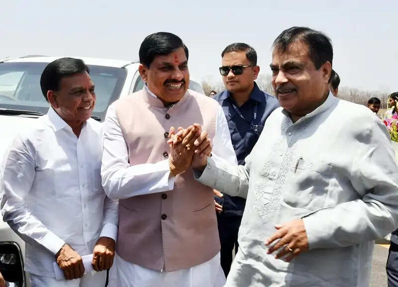 मप्र पहुंचे केन्द्रीय मंत्री गडकरी, कृषि महोत्सव में होंगे शामिल