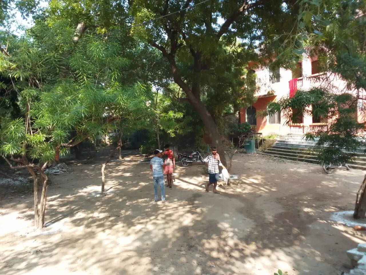 सारण में जिला प्रशासन ने नवरात्र और दुर्गा पूजा को लेकर मंदिरों और पूजा स्थलों पर साफ-सफाई का विशेष अभियान चलाया