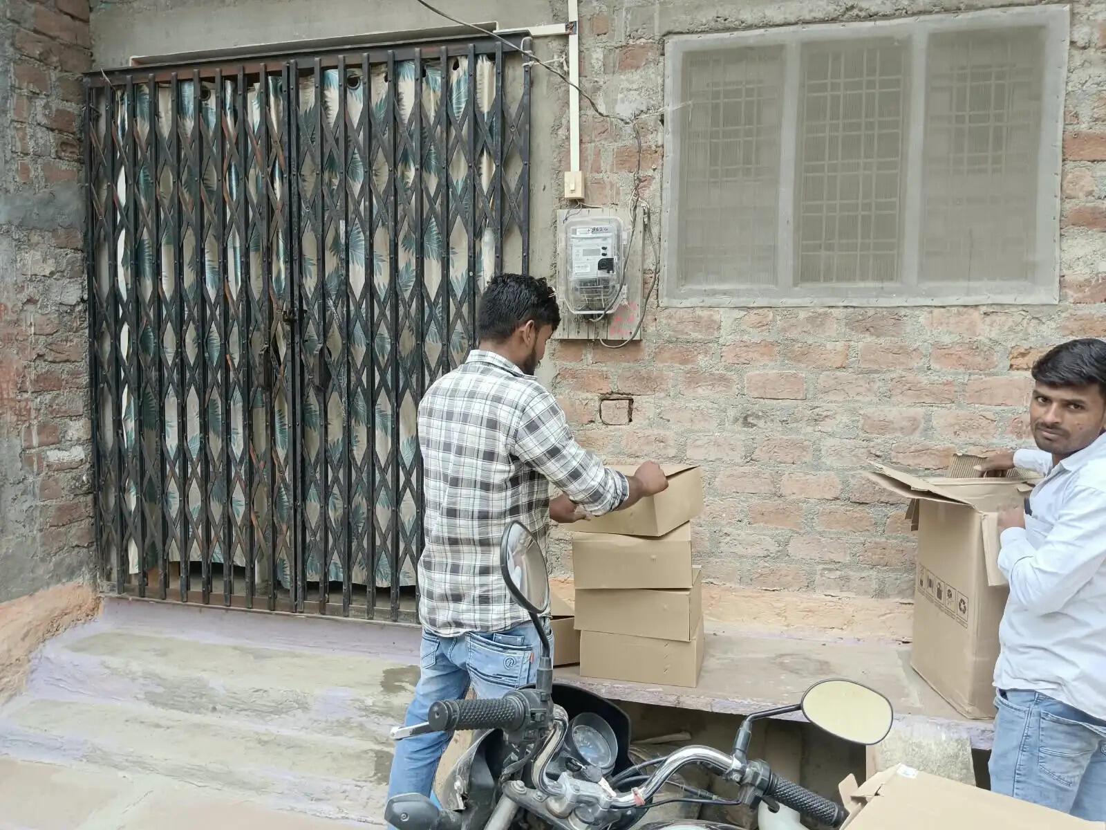 राजगढ़ः मुक्तिधाम रोड पर स्मार्ट मीटर लगाने का विरोध, ऑनलाइन बिल निकालने में परेशानी बता रहे रहवासी