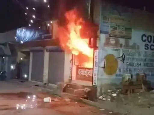 फरीदाबाद : मेडिकल स्टोर में लगी आग, लाखों का नुकसान