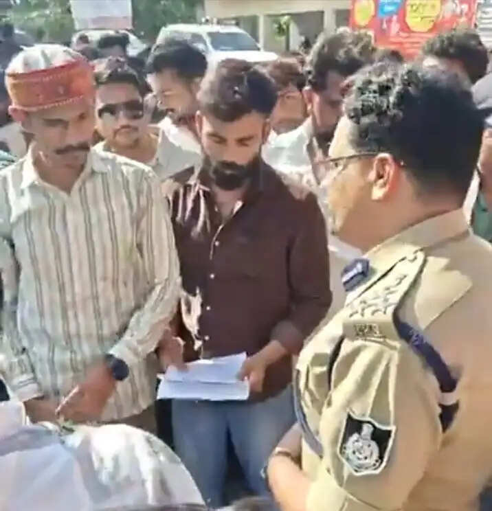 झाबुआ: दंडवत प्रणाम यात्री का ज्ञापन लेने नहीं आईं कलेक्टर; जद्दोजहद के बाद विरोध स्वरूप किया गया हनुमान चालीसा का पाठ