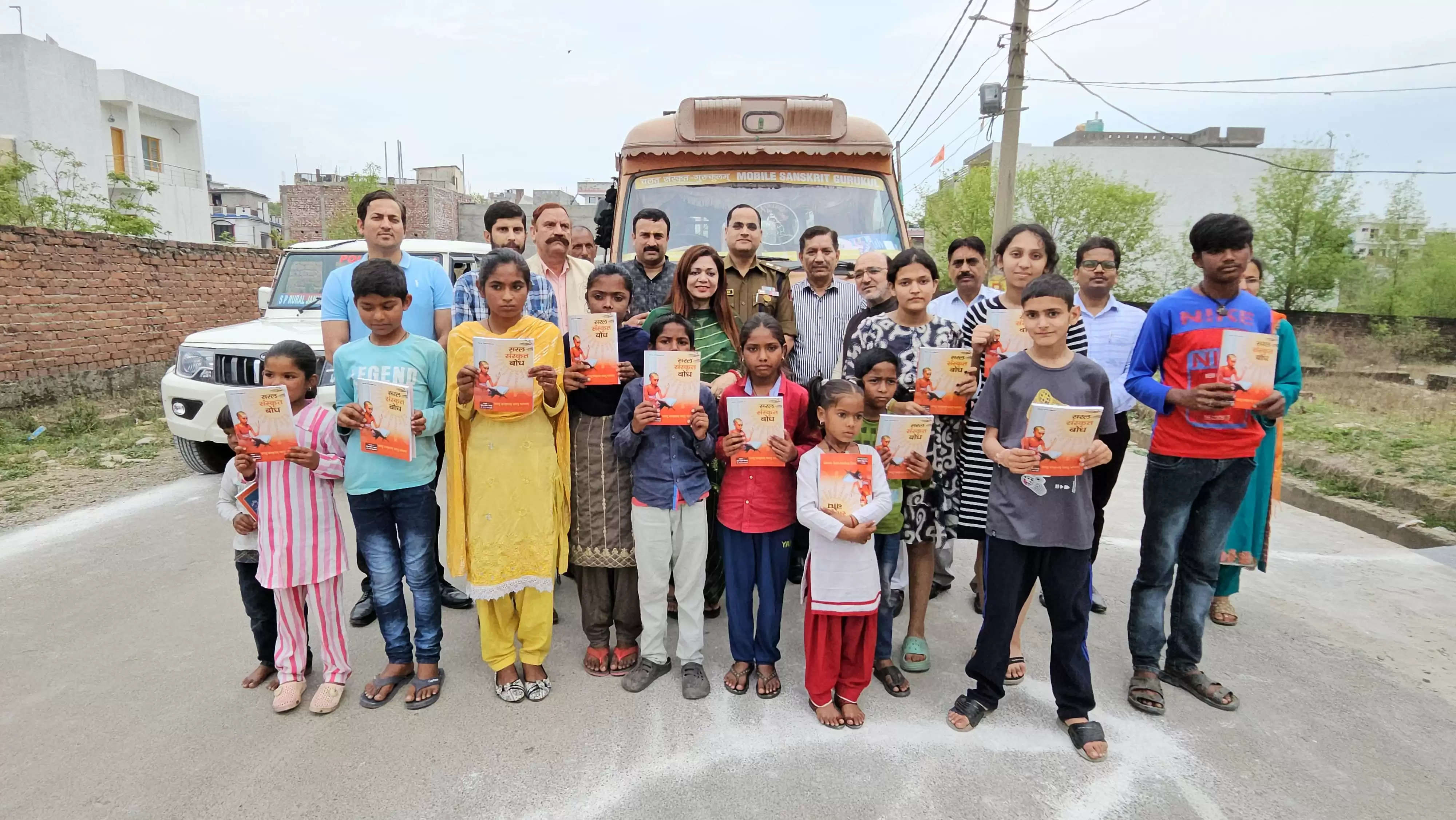 चलत संस्कृत-गुरुकुलम जम्मू में निशुल्क सिखा रहा है संस्कृत