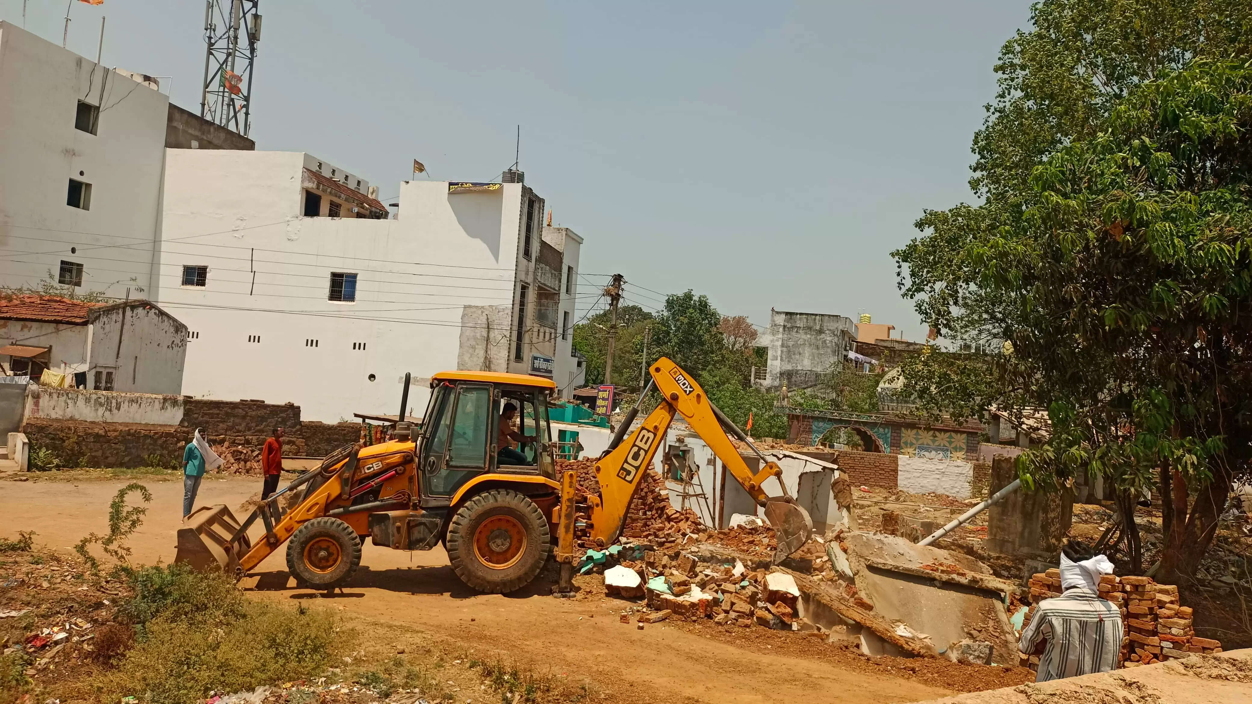 धमतरी : पंद्रह से अधिक अवैध रूप से बने मकानों पर चला बुलडोजर