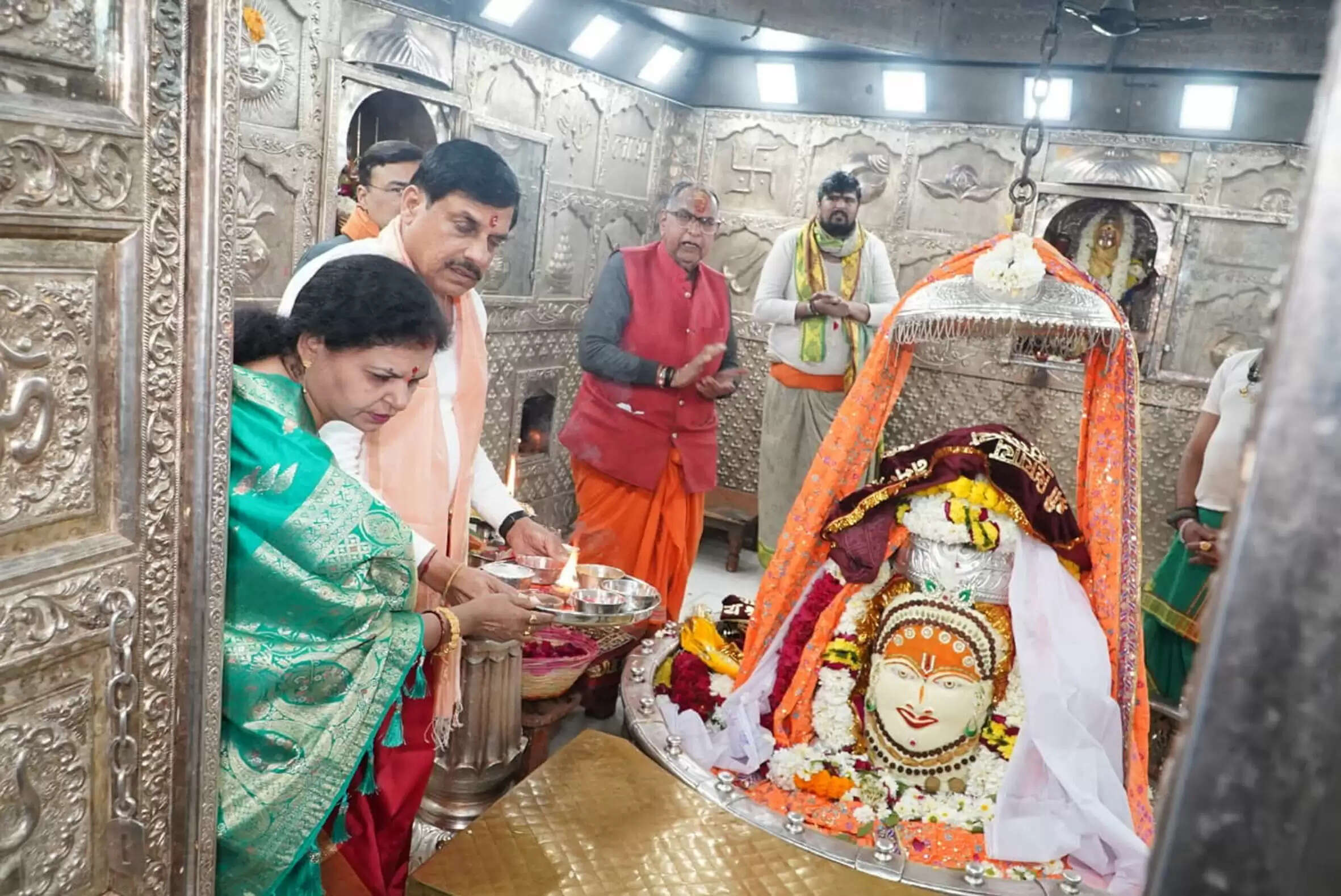 मुख्यमंत्री ने सपत्नीक किए महाकाल दर्शन