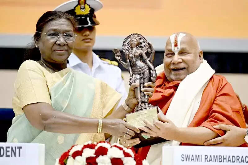 मुख्यमंत्री डॉ. यादव ने स्वामी रामभद्राचार्य को ज्ञानपीठ पुरस्कार से सम्मानित होने पर दी बधाई