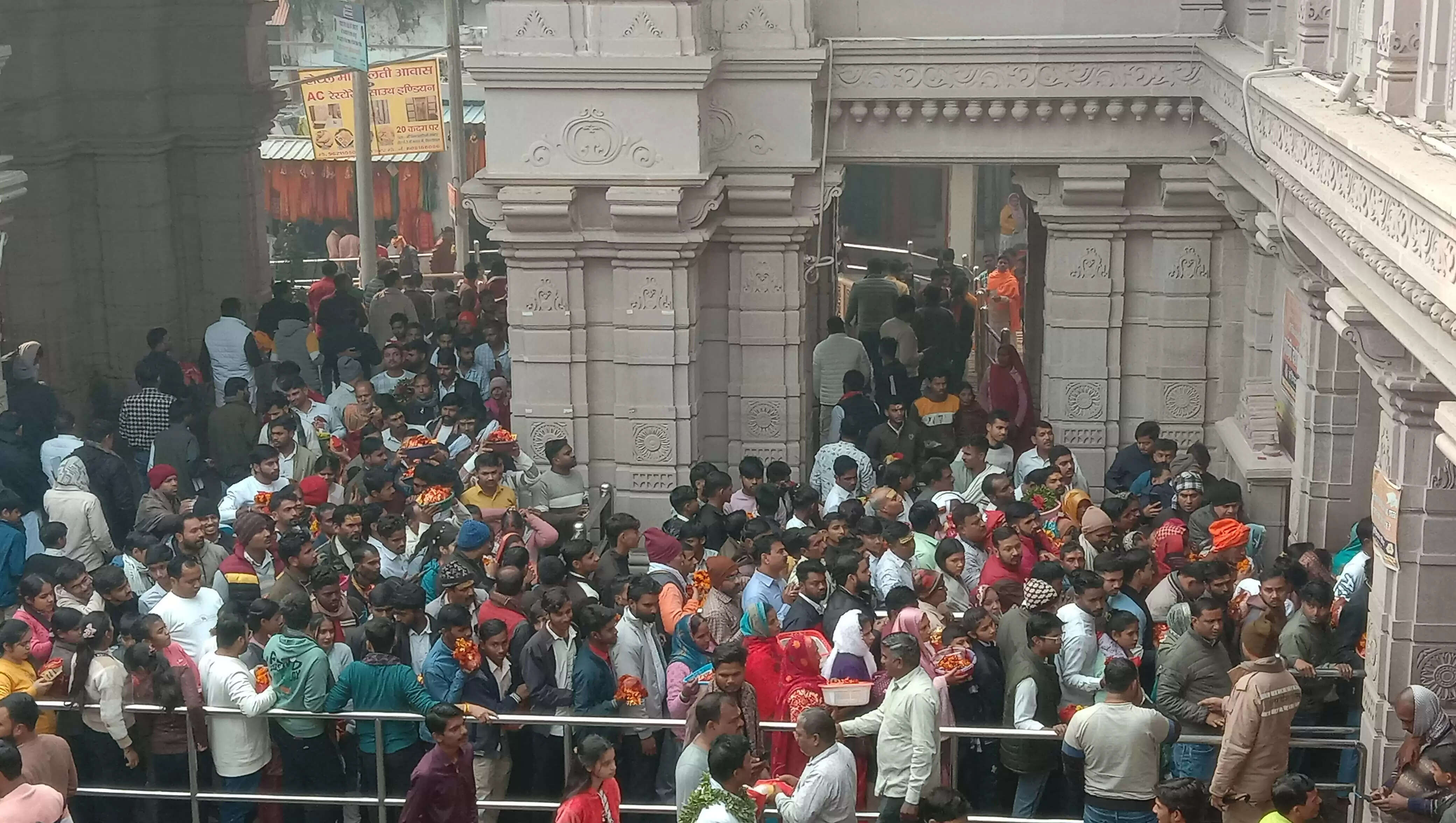 पौष पूर्णिमा पर विंध्यधाम में उमड़ा आस्था का सैलाब, फूलों से सजी मां के दर्शन को बेताब दिखे श्रद्धालु