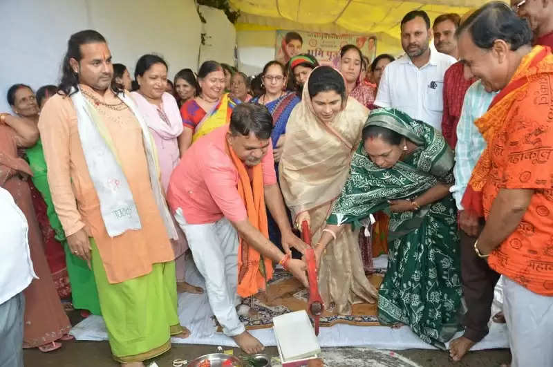 भोपालः मंत्री कृष्णा गौर ने अयोध्या नगर क्षेत्र में विभिन्न कार्यों का किया भूमि-पूजन