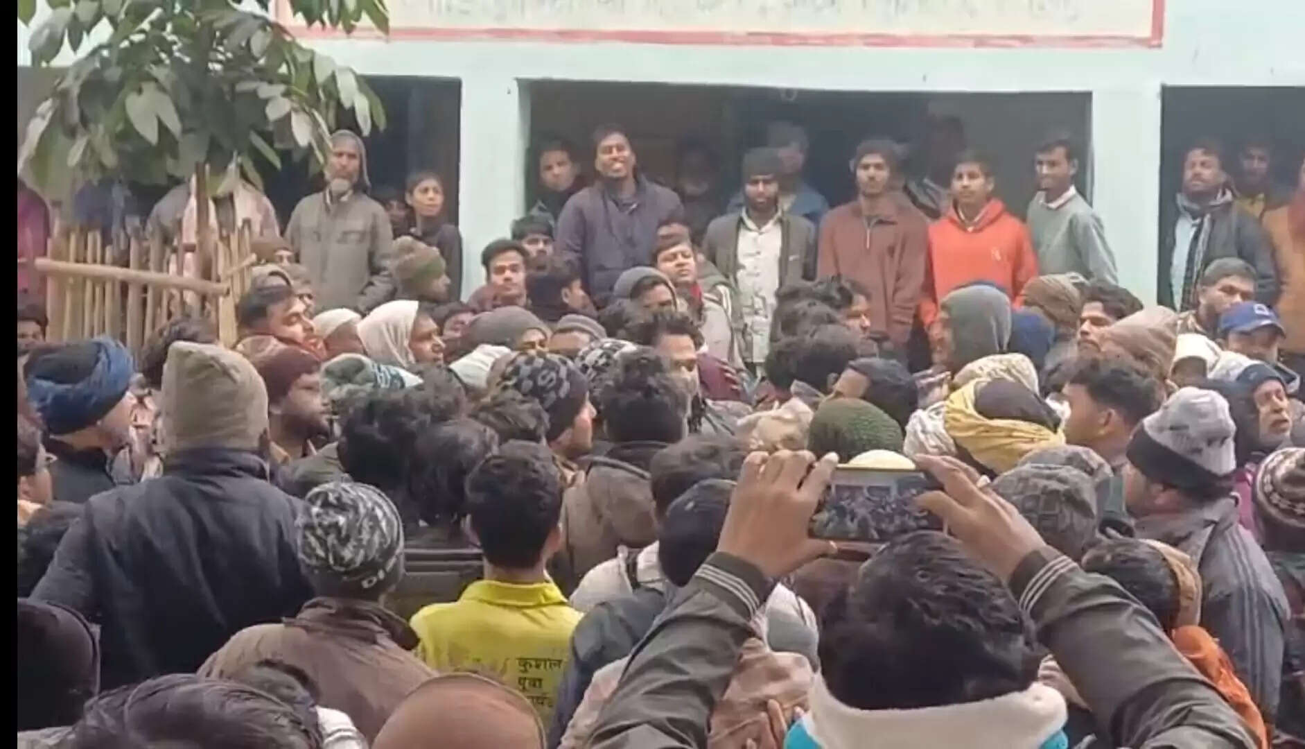 मदरसा नोमानिया डुमरिया ईदगाह की कमिटी गठन में हंगामा और मारपीट