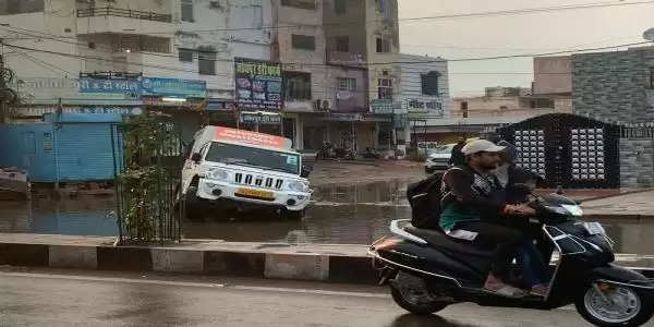 पश्चिमी विक्षोभ का असर : दिन भर बारिश में नहाई सूर्यनगरी, हस्तशिल्प मेेले में भरा पानी, लोगों में मची भागने की हौड़