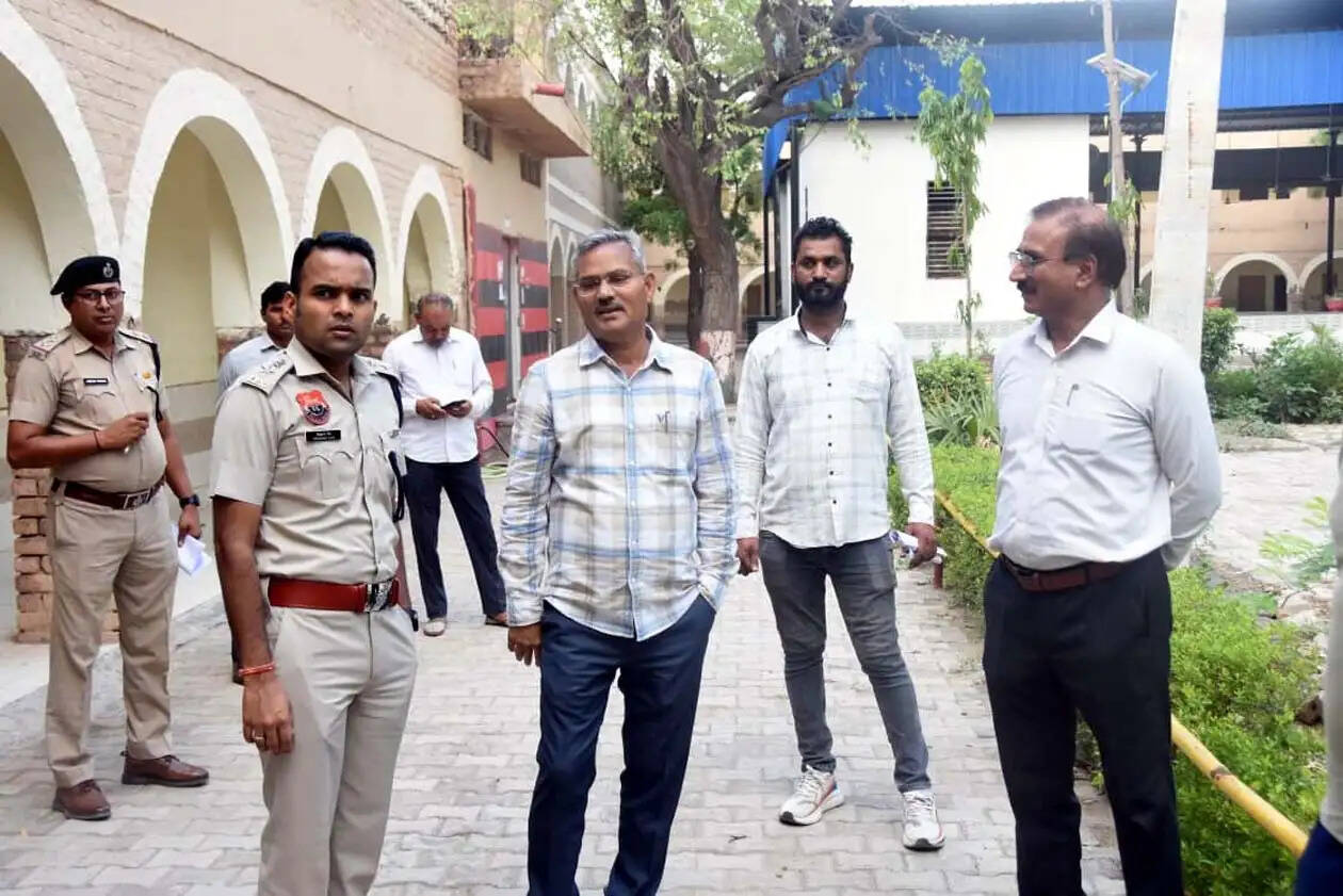 हिसार : जिला प्रशासन ने की नीट यूजी परीक्षा की तैयारी, अधिकारियों ने जांचे केन्द्र
