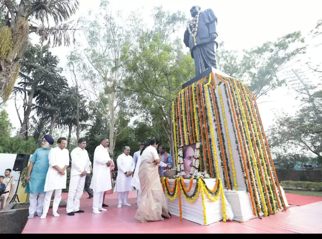 डॉ. श्यामा प्रसाद मुखर्जी की पुण्यतिथि पर मुख्यमंत्री रेखा गुप्ता ने दी श्रद्धांजलि