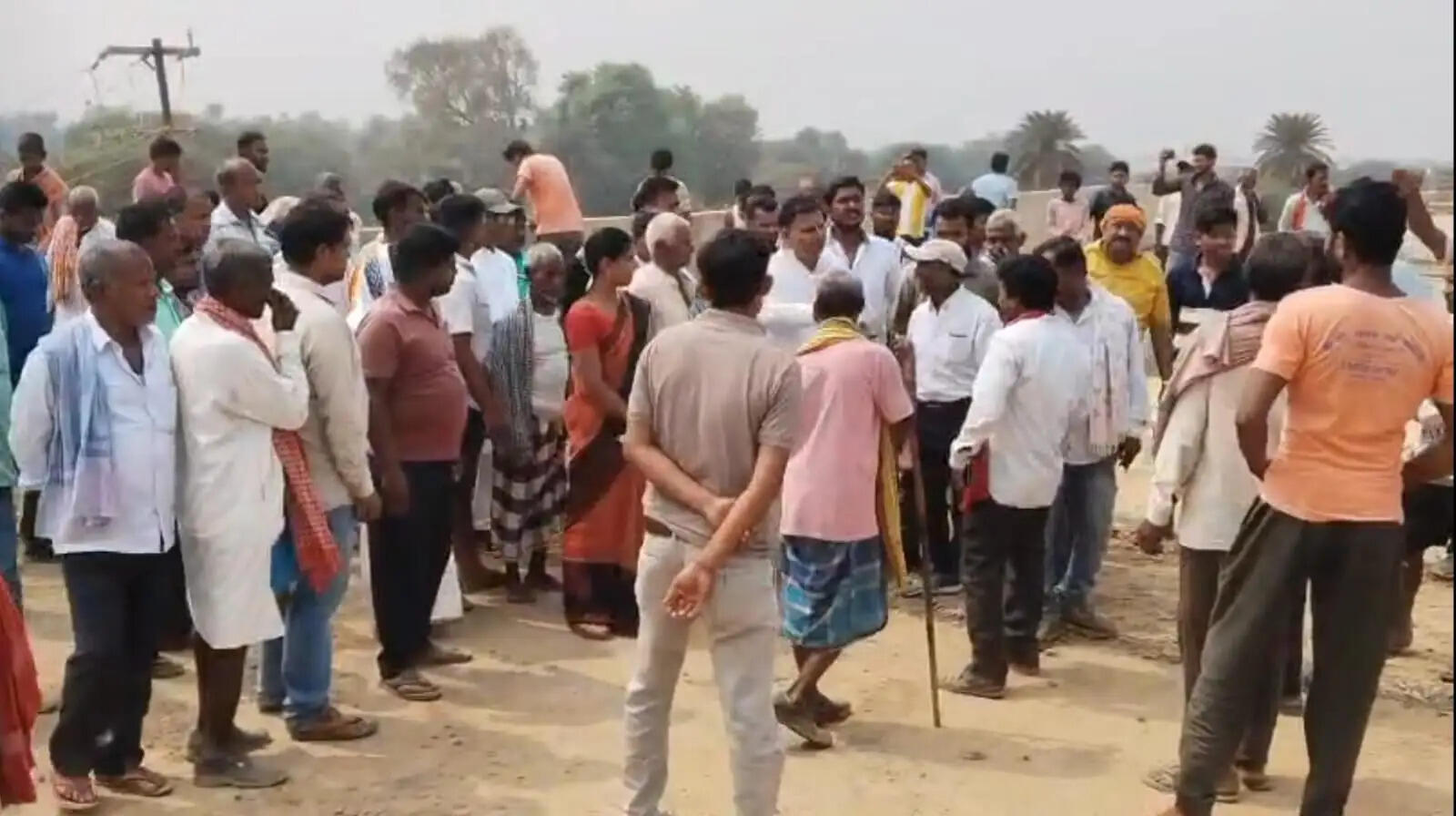 फोरलेन में डायवर्सन नहीं होने पर ग्रामीण और जनप्रतिनिधियों ने किया सड़क जाम