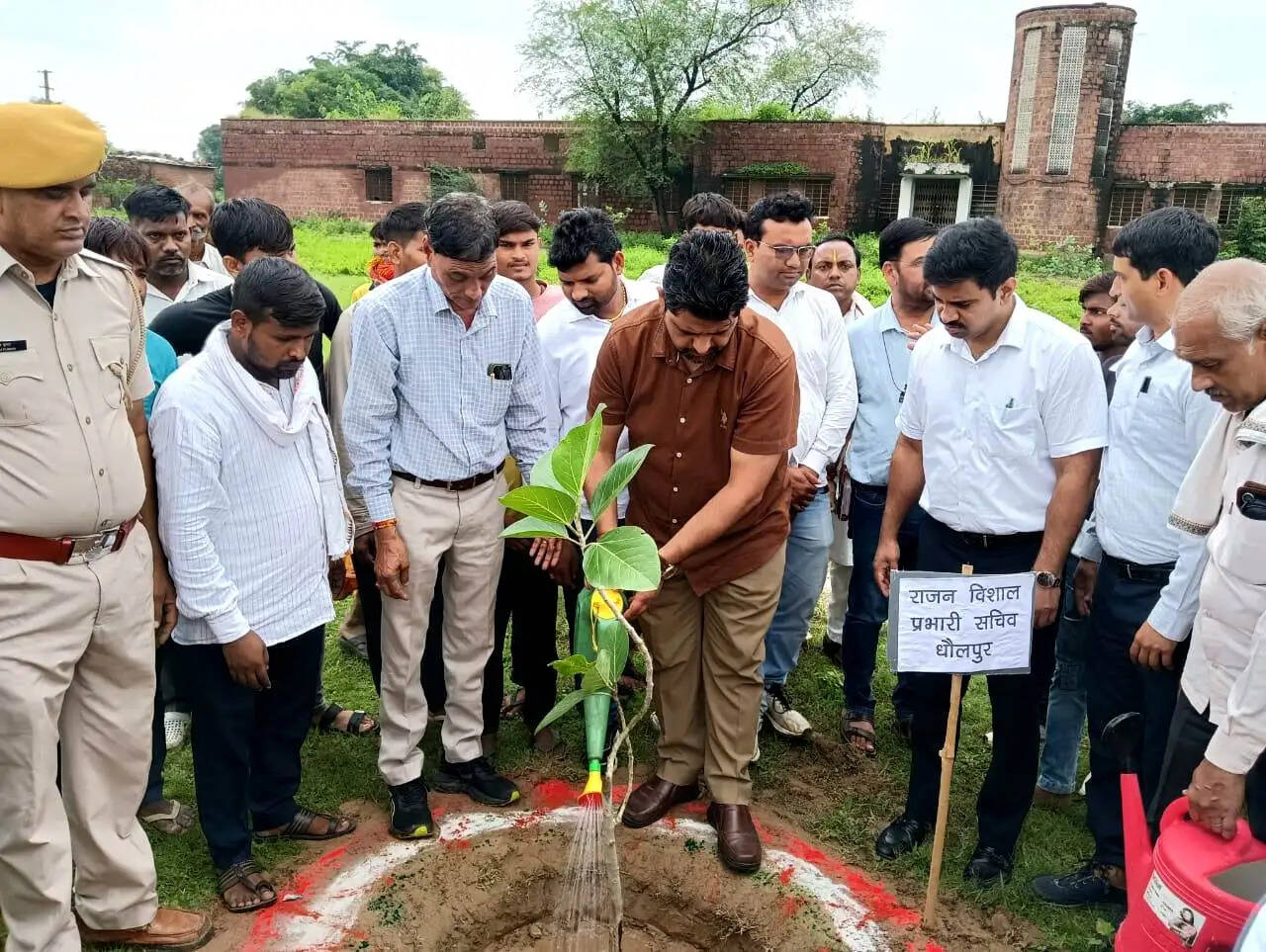 वृक्ष हमारे पर्यावरण के आधार,पौधों की देखभाल आवश्यक : राजन