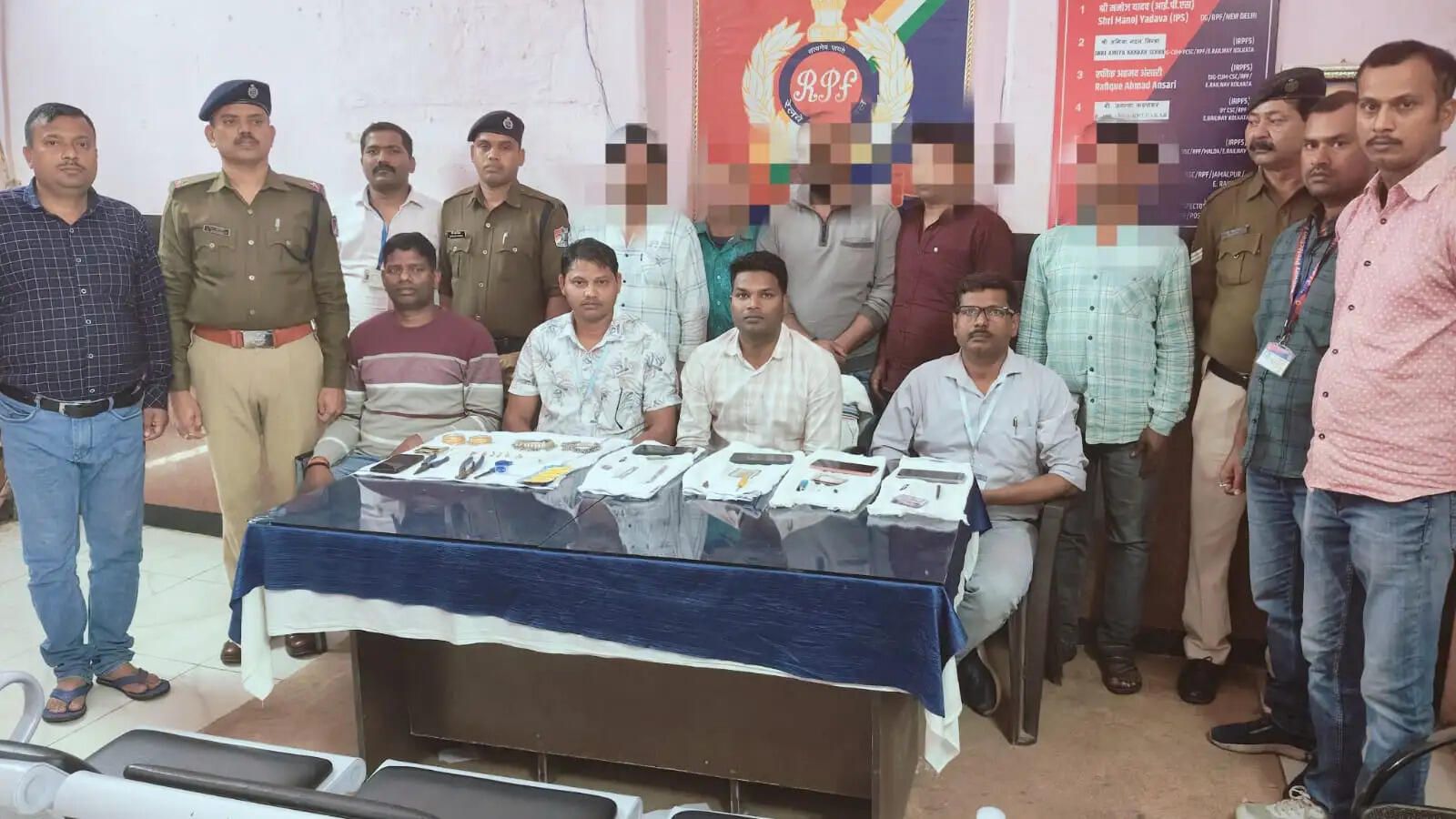 लगभग 9.95 लाख रुपये की कीमती वस्तुएं और नशीले पदार्थ के साथ पांच लोग गिरफ्तार