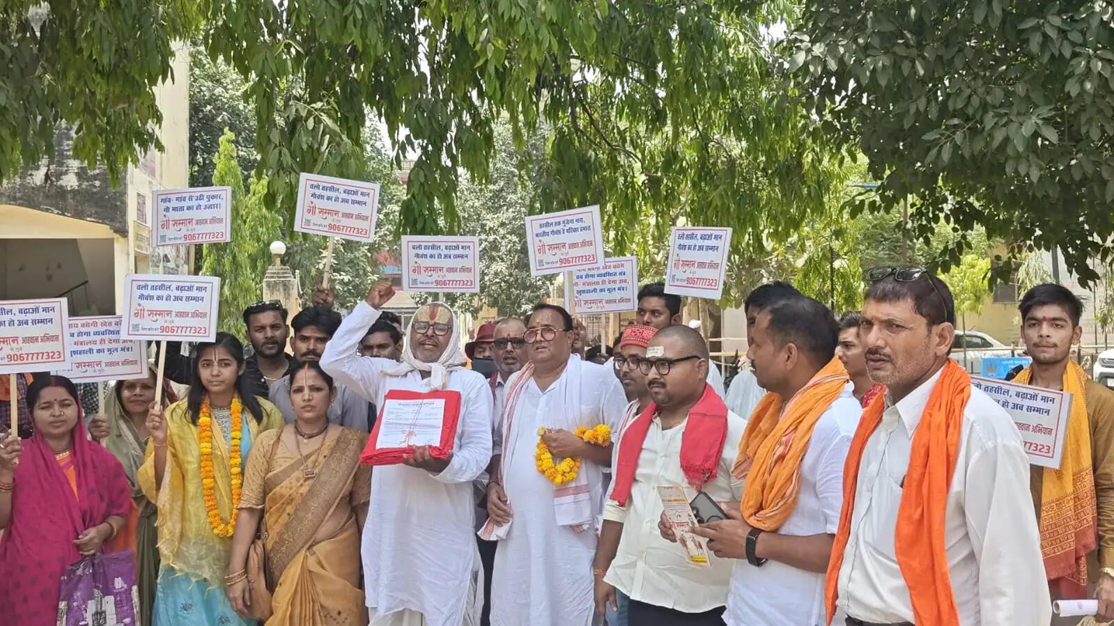 गौ सम्मान आह्वान अभियान : संताें और गौभक्तों ने निकाली संकीर्तन यात्रा, तहसीलों में सौंपा ज्ञापन