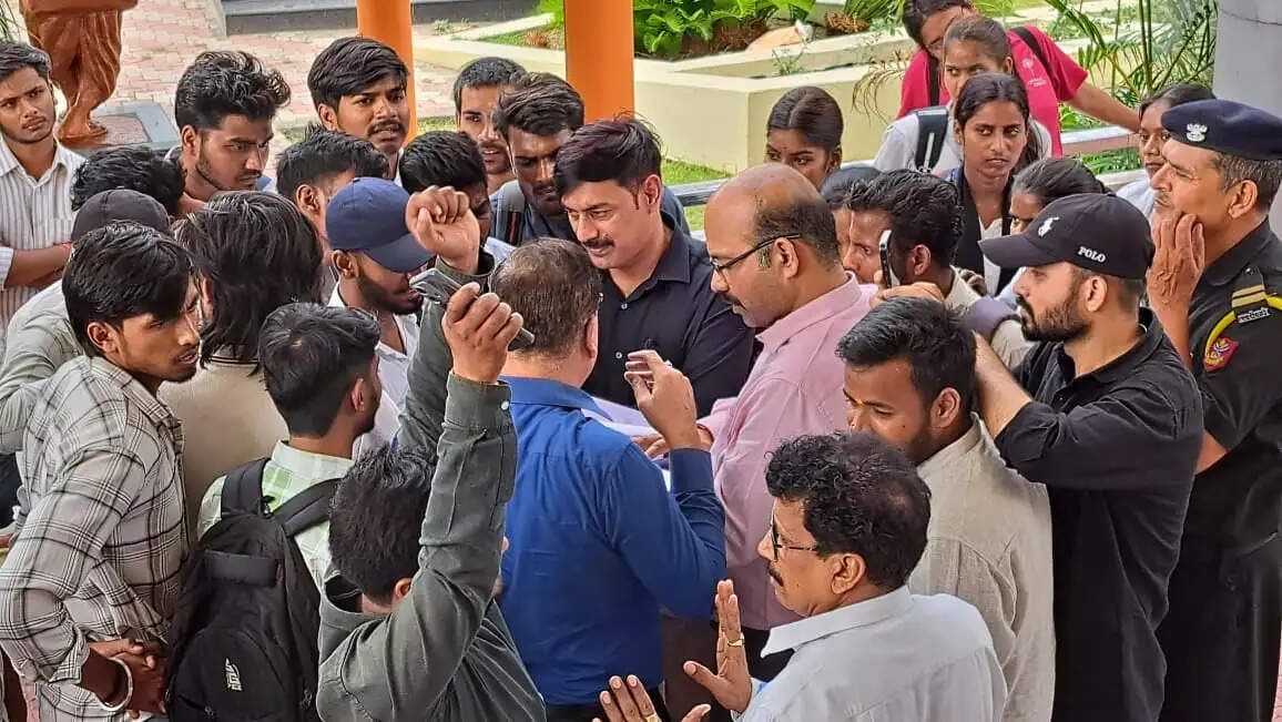 अधूरे परीक्षा परिणाम पर छात्रों का हंगामा, पूर्वांचल विश्वविद्यालय में कुलपति कार्यालय घेरा