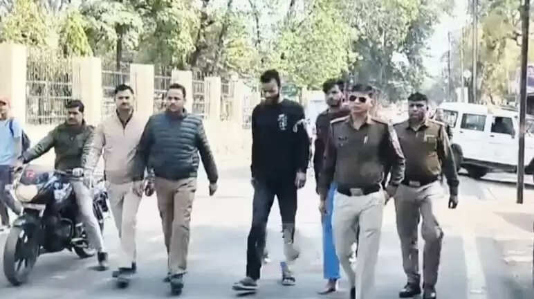 सागर : कोर्ट परिसर के पास बिच्छू गैंग के 2 गुर्गे अवैध हथियारों के साथ गिरफ्तार