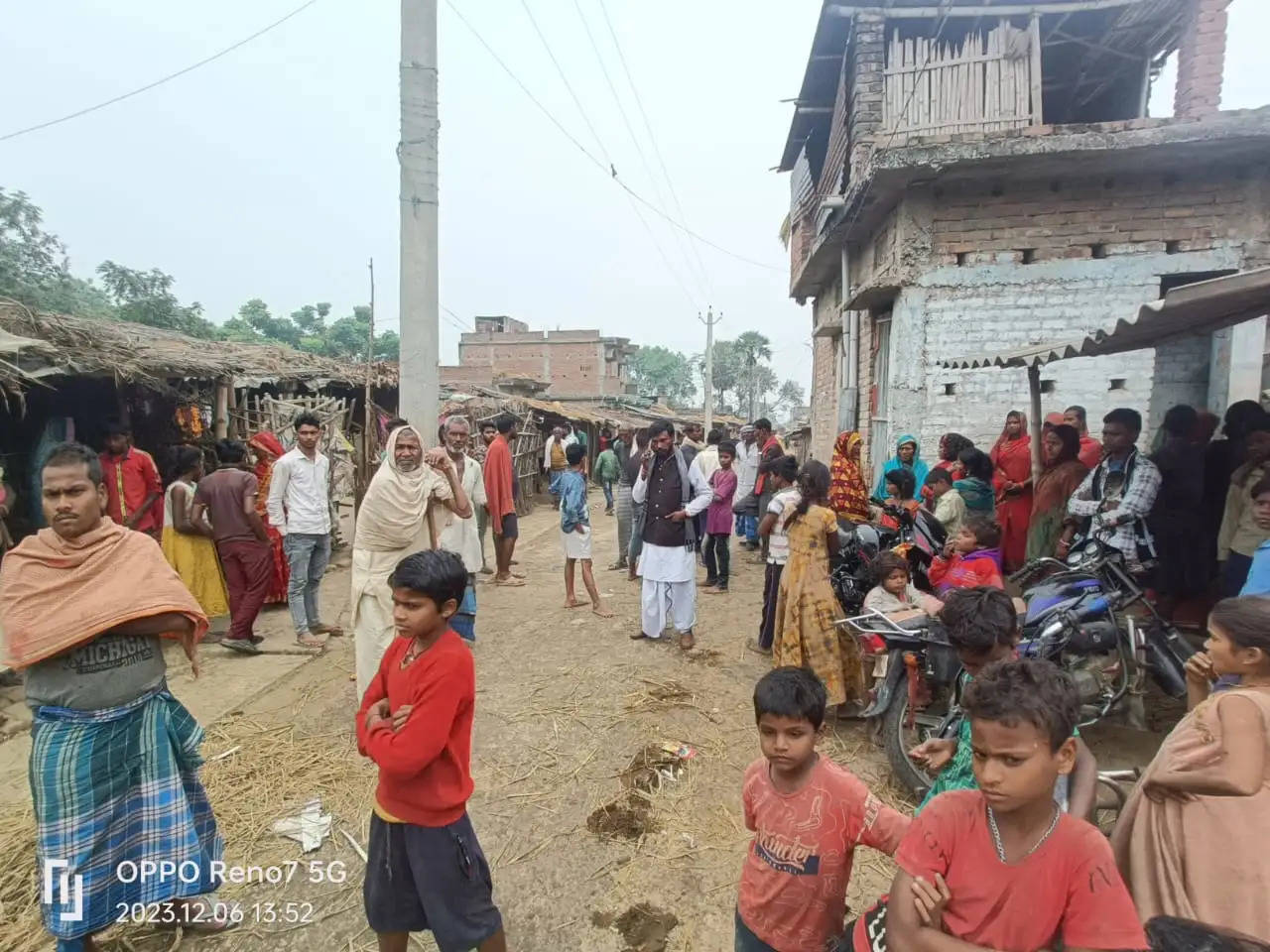 कर्नाटक के खाद्य प्रसंस्करण फैक्ट्री में मृतक मजदूरों का शव आते ही मचा कोहराम