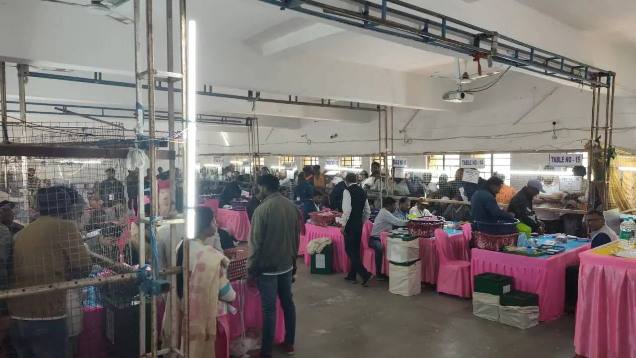 मतगणना कक्ष का अधिकारियों ने किया निरीक्षण