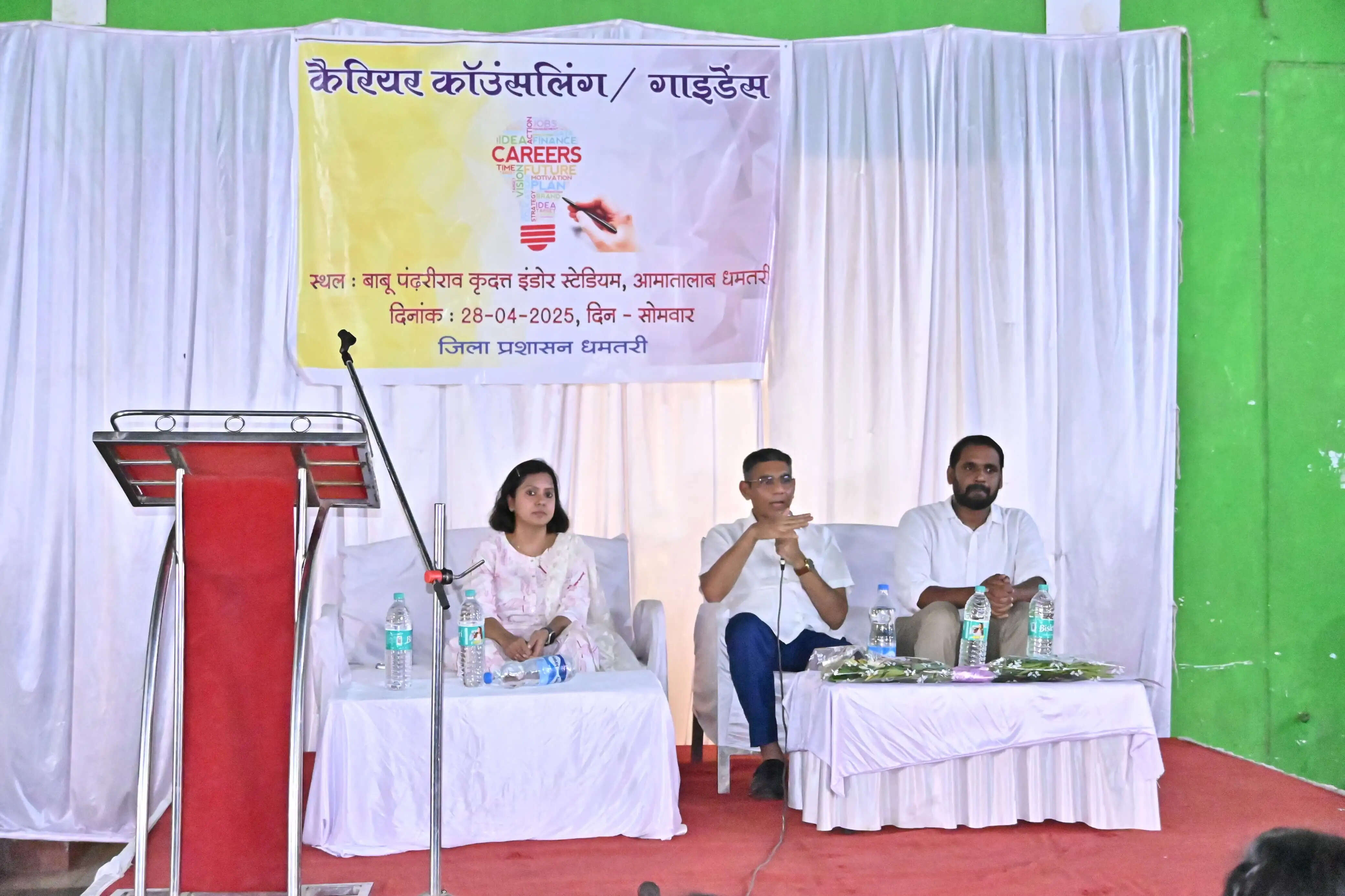 भारतीय विदेश सेवा के वरिष्ठ अधिकारी मुनु महावर ने कहा कि कैरियर के लिए बैकअप प्लान भी रखें