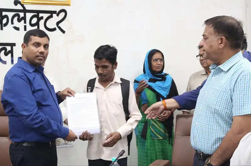 दिव्यांगजन श्रेणी के नव नियुक्त ग्राम पंचायत सचिवों को कलेक्टर ने सौंपे नियुक्ति पत्र