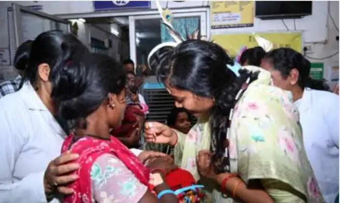 अबूझमाड़ में महिला एवं बाल विकास मंत्री ने बच्चों को पोलियो रोधी खुराक पिलाई