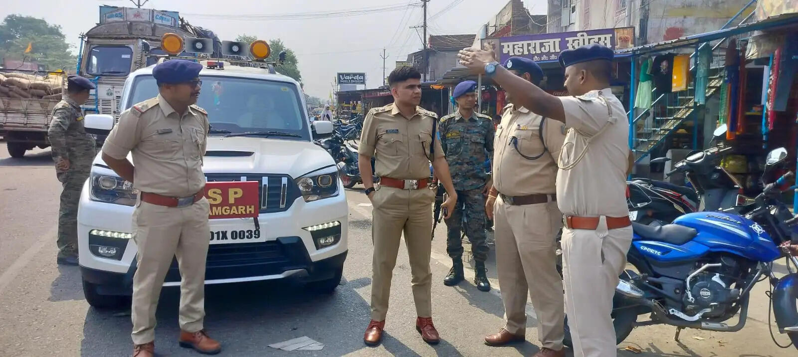 गोला और बरलंगा थाना का एसपी ने किया निरीक्षण, दिया निर्देश