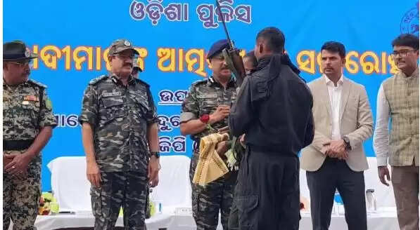 ओडिशा में हथियारों के साथ 22 माओवादियों का आत्मसमर्पण, 2 करोड़ 25 लाख का था इनाम