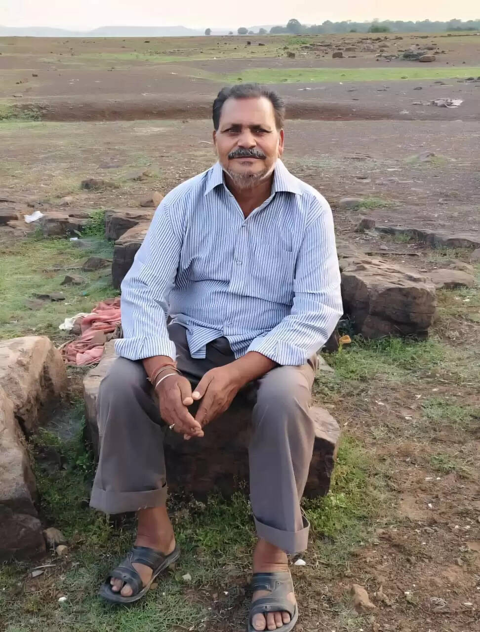 पति-पत्नी को बनाया बंधक, तीन नकाबपोशों ने की पति की चाकू मारकर हत्या