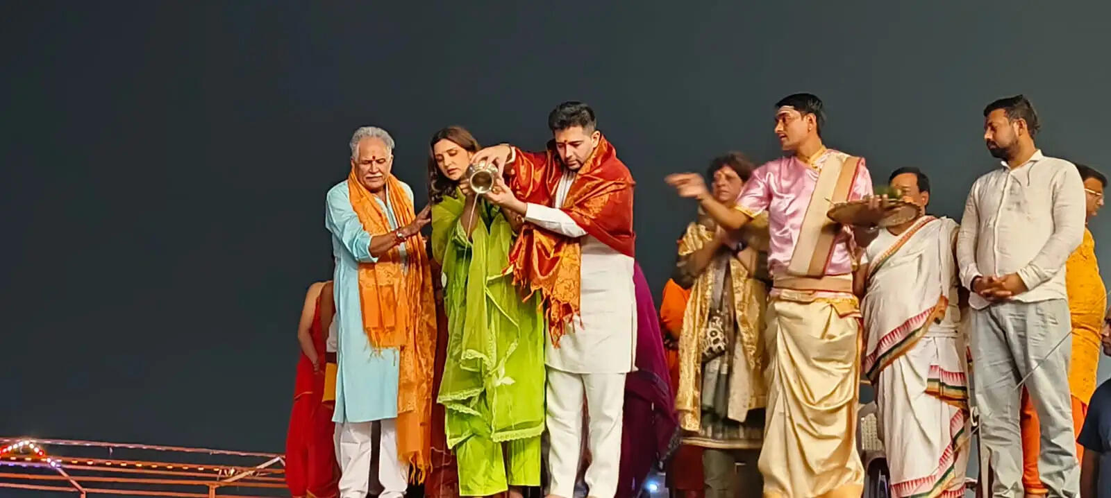 वाराणसी&nbsp;में&nbsp;आप सासंद राघव&nbsp;चड्ढा&nbsp;ने पत्नी परिणीति&nbsp;संग&nbsp;किया गंगा पूजन