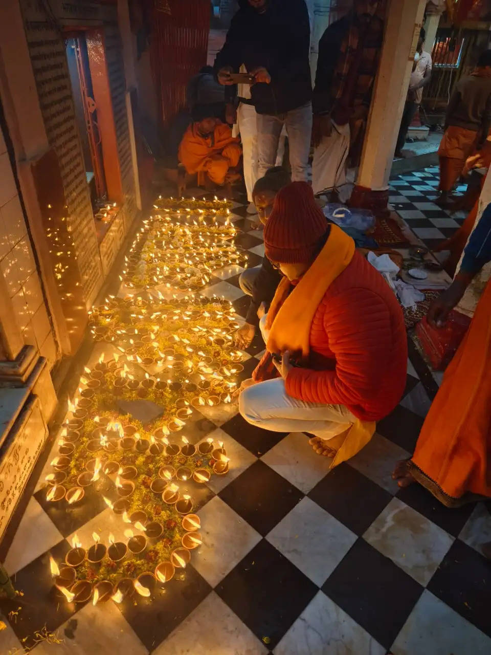 अयोध्या में प्राण प्रतिष्ठाः काशी में मनी दिवाली, मंदिर-बाजार और घर रोशनी से नहाएं