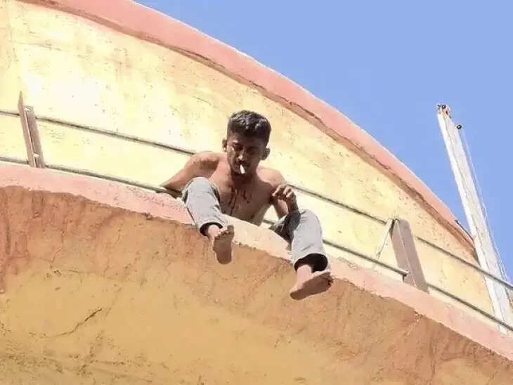 पचास फीट ऊंची पानी की टंकी पर चढ़ा युवक, ब्लेड से खुद को किया घायल