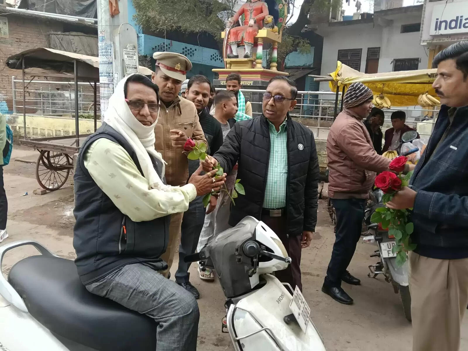 एआरटीओ ने गुलाब का फूल देकर वाहन चालकों को पढ़ाया यातायात नियमों का पाठ