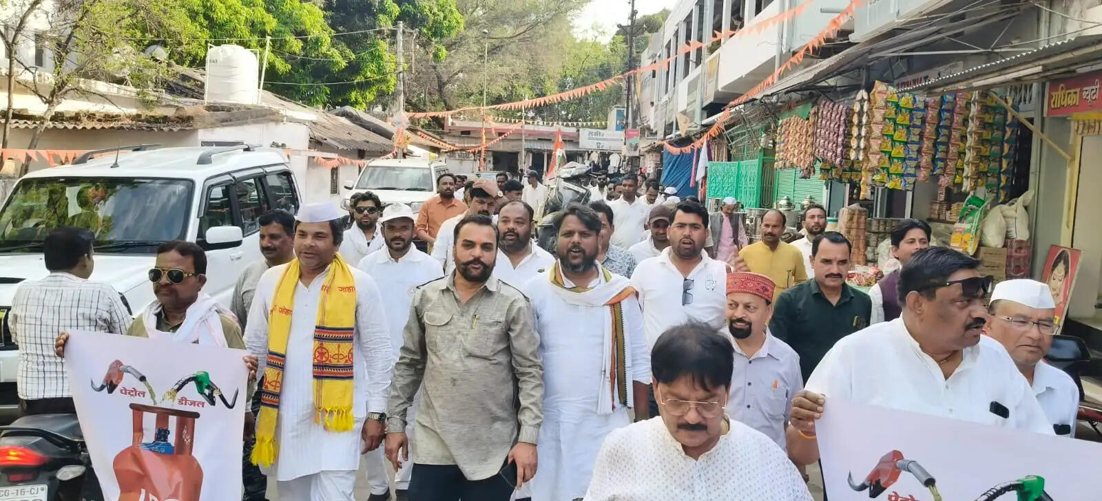 अनूपपुर: कार्यकर्ताओं का टोटा: मुठ्ठी भर कांग्रेसिओं पेट्रोलियम पदार्थों की कमी और महंगाई के विरोध में किया प्रर्दशन