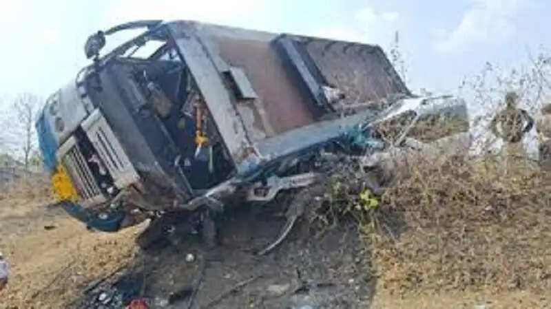 देवास में यात्री बस और चार पहिया वाहन की भिड़ंत, 10 यात्री घायल