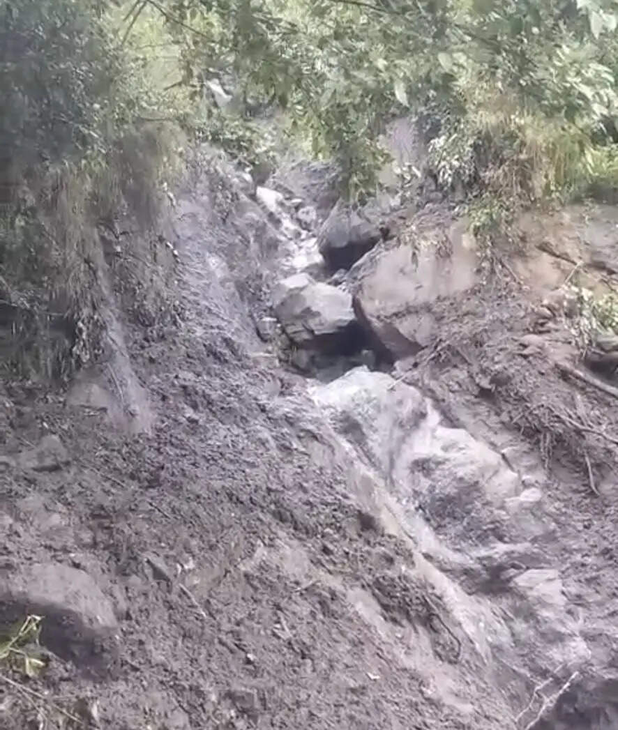 किन्नौर के काचरंग नाले में फ्लैश फ्लड, बागवानी को नुकसान और सड़कें बाधित