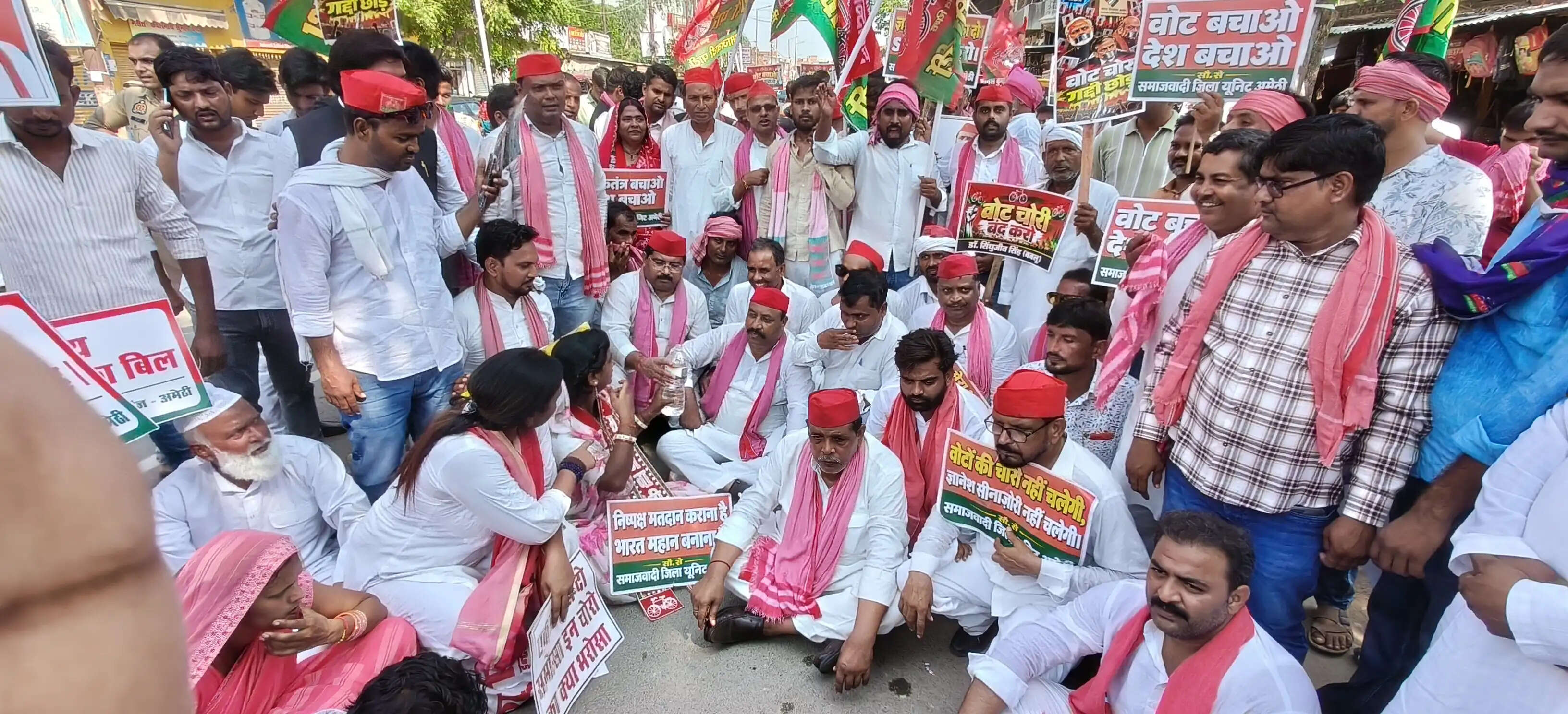 अमेठी : चुनाव आयोग के खिलाफ सपा का प्रदर्शन , की गयी नारेबाजी